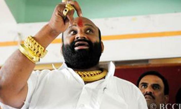 Ramesh Wanjale thường xuất hiện với những chiếc vòng cổ bằng vàng nặng trĩu trên cổ. Vòng tay và nhẫn của ông cũng làm hoàn toàn từ vàng. Ảnh: India TV. Video: Đại gia Việt lùng sục cá ‘khủng long 6 sừng’. Nguồn: VTC14