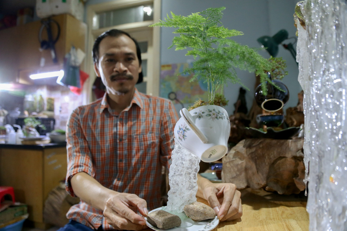Căn phòng nhỏ tại số 422 Khương Đình (quận Thanh Xuân, Hà Nội) là nơi anh Đinh Hữu Quỳnh sáng tác, làm ra những " bonsai bay" lơ lửng độc đáo. Ảnh: GD&amp;TĐ.