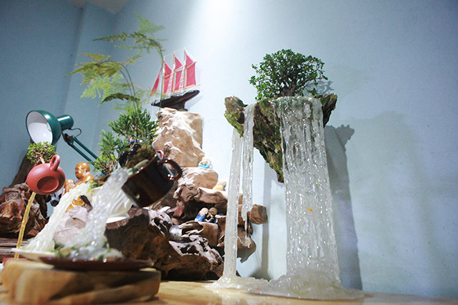 Tiểu cảnh đảo bay của anh Huỳnh sống động như thật, nặng 12kg và cao khoảng 40cm. Ảnh: Dân Việt.