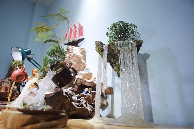 Tiểu cảnh đảo bay của anh Huỳnh sống động như thật, nặng 12kg và cao khoảng 40cm. Ảnh: Dân Việt.