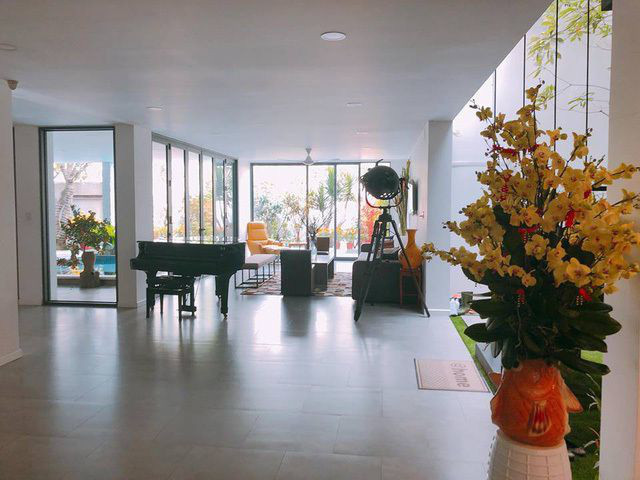 Sau khi chia tay Cường Đô la, Hồ Ngọc Hà và con trai Subeo sống cùng bố mẹ tại một căn biệt thự rộng rãi, sang trọng tại TP HCM.