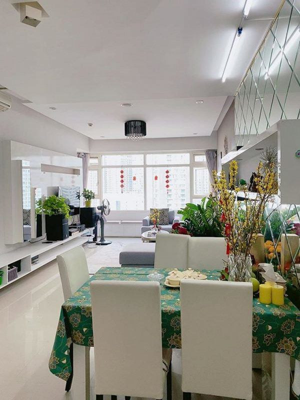 Căn hộ của Dương Cẩm Lynh sử dụng chất liệu kính, gương để làm không gian thêm rộng rãi.