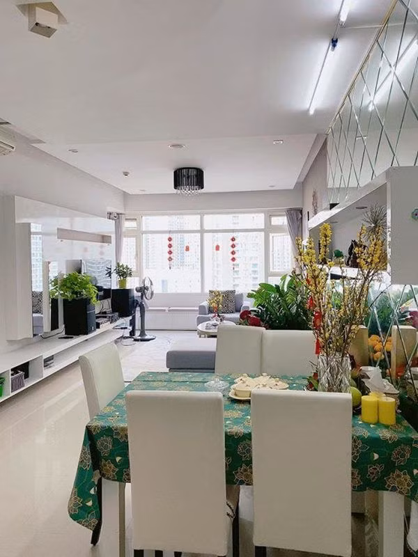 Căn hộ của Dương Cẩm Lynh sử dụng chất liệu kính, gương để làm không gian thêm rộng rãi.