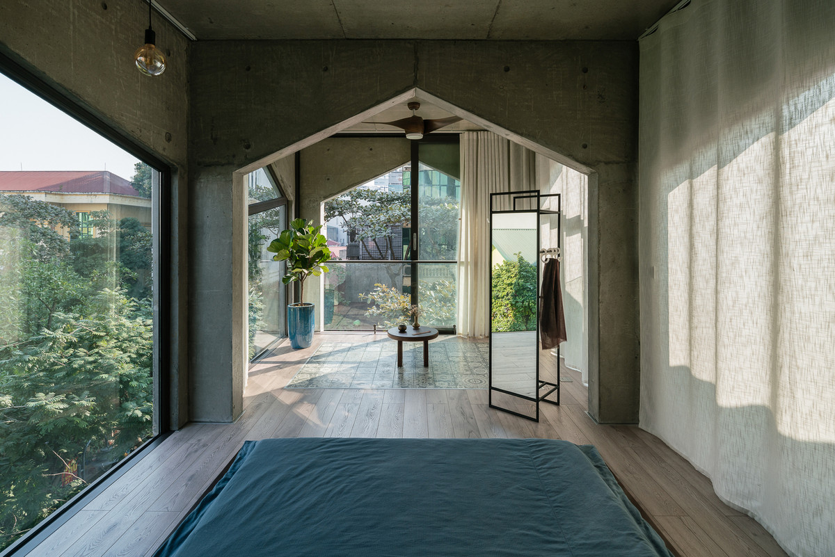 Căn nhà cũng được khai thác yếu tố thẩm mỹ dựa trên bản chất thực của vật liệu bê tông, cũng như hình dáng nguyên gốc của hệ kết cấu.