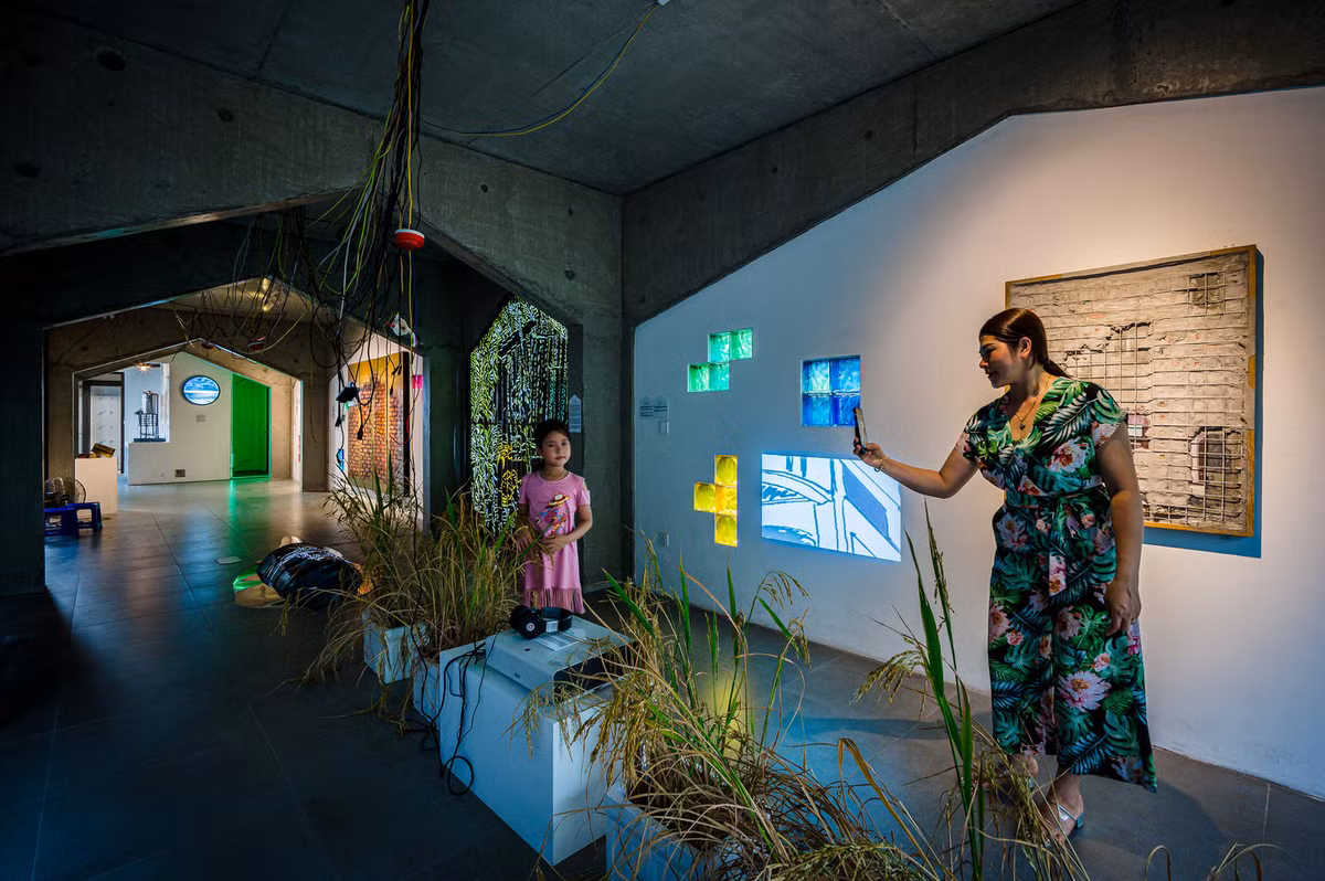 Ngoài ra, một số người làm việc trong tòa nhà còn cư trú luôn nơi đây. Đó là một ưu điểm cho môi trường, giảm bớt áp lực giao thông trong đô thị.