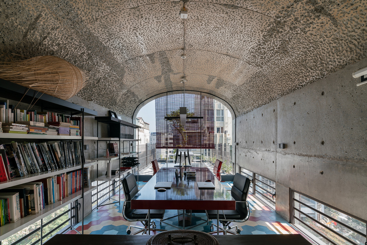 Tọa lạc giữa trung tâm Hà Nội, công trình được nghiên cứu để trả lời cho bối cảnh một đô thị đang phát triển với mật độ xây dựng dày đặc và chào đón một số lượng lớn người sử dụng trong toà nhà.