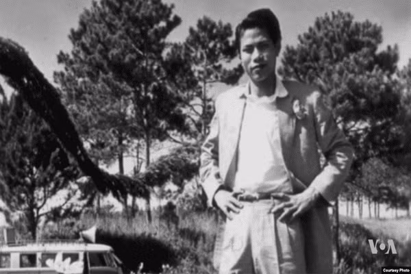 Tại đây, Hoàng Kiều tự tin đi xin việc mọi nơi và với sự ham học hỏi của mình, ông được nhận vào làm nhân viên của Abbott với mức lương chỉ 1,25 USD/giờ.