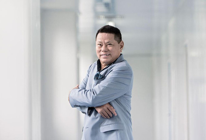  Tỷ phú Hoàng Kiều từng là người giàu nhanh nhất trong top những tỷ phú mới nổi của Mỹ trong năm 2015 và giàu hơn tỷ phú Phạm Nhật Vượng. Giá trị tài sản ròng của doanh nhân Hoàng Kiều đạt kỷ lục vào tháng 9/2015 với 3,8 tỷ USD và giúp ông lần đầu lọt vào danh sách Forbes 400 - 400 người giàu nhất nước Mỹ.