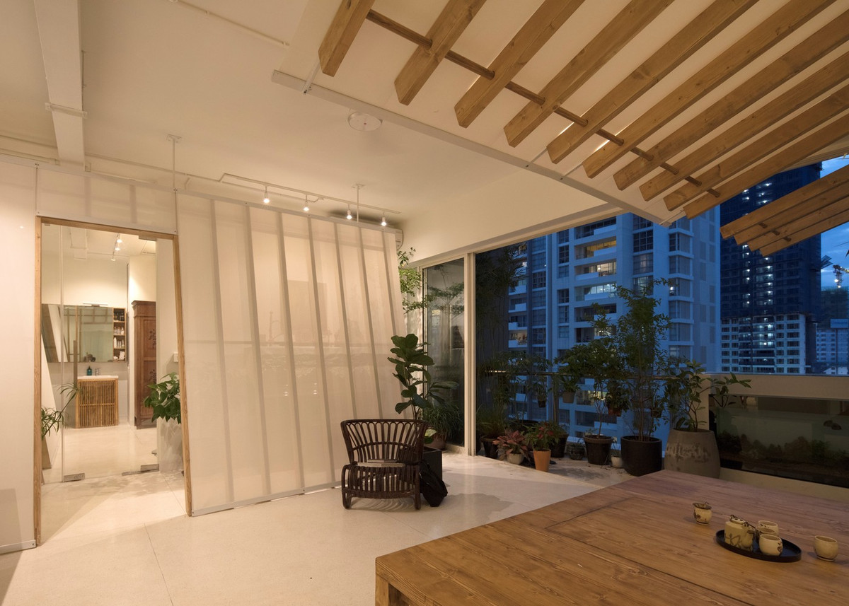 Trong ký ức của gia chủ, cuộc sống thời ấu thơ diễn ra trong những vùng có chiều nghiêng.