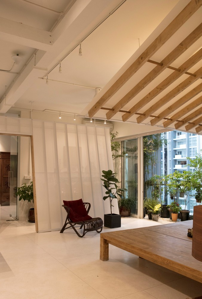 Vì vậy, thách thức với nhóm kiến trúc sư tạo nên một không gian thiết kế căn hộ theo chiều nghiêng, khơi gợi cảm hứng sống mộc mạc và bình dị.