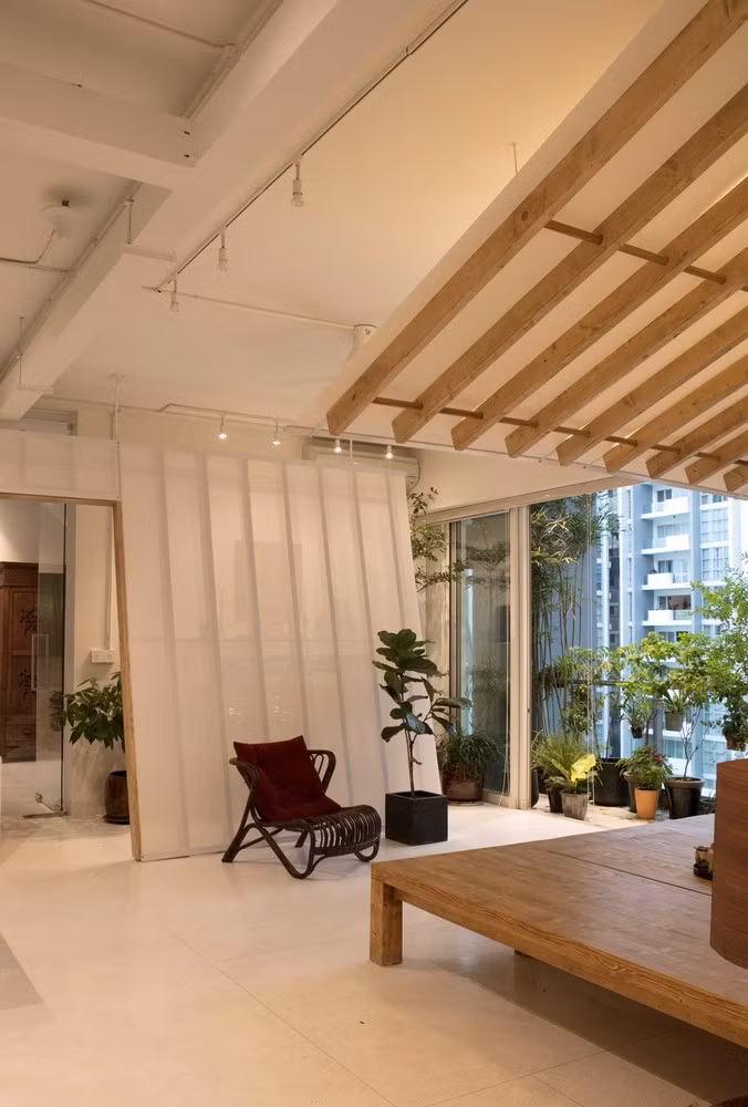 Vì vậy, thách thức với nhóm kiến trúc sư tạo nên một không gian thiết kế căn hộ theo chiều nghiêng, khơi gợi cảm hứng sống mộc mạc và bình dị.