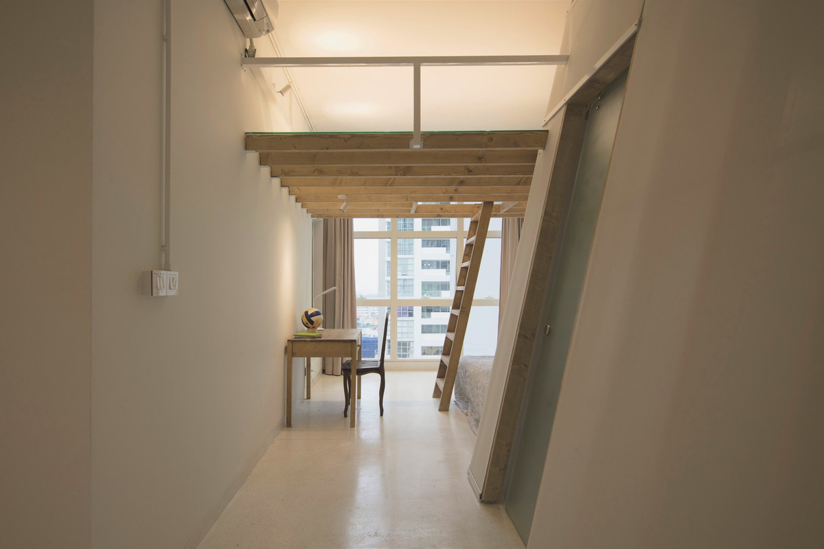 Đáp ứng nhu cầu này, kiến trúc sư quyết định gỡ bỏ toàn bộ tường ngăn và trần thạch cao để không gian thông suốt.