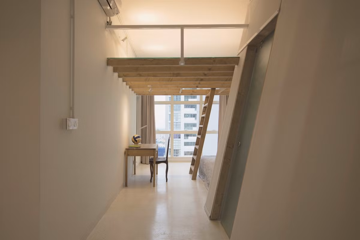 Đáp ứng nhu cầu này, kiến trúc sư quyết định gỡ bỏ toàn bộ tường ngăn và trần thạch cao để không gian thông suốt.