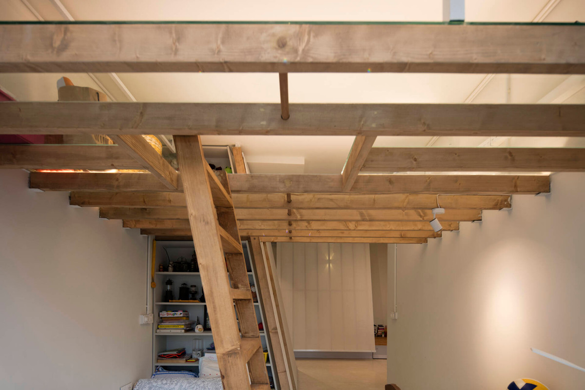 Dầm trần bằng gỗ mở ra không gian lưu trữ đồ đạc.