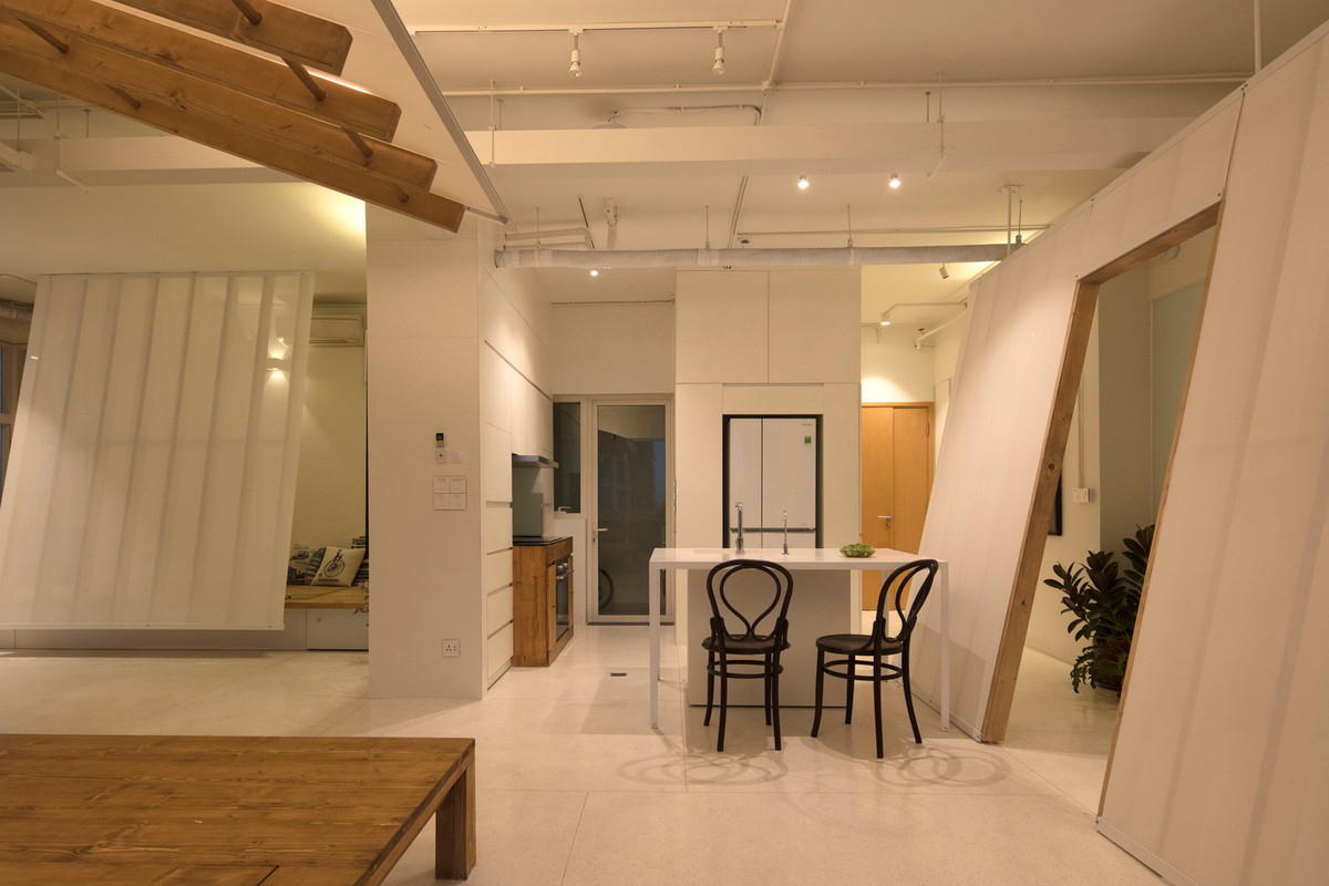 Sự kết hợp của cấu trúc nghiêng trong không gian nền trắng tạo ra một môi trường trải nghiệm phong phú khi tương tác với các hoạt động của con người.