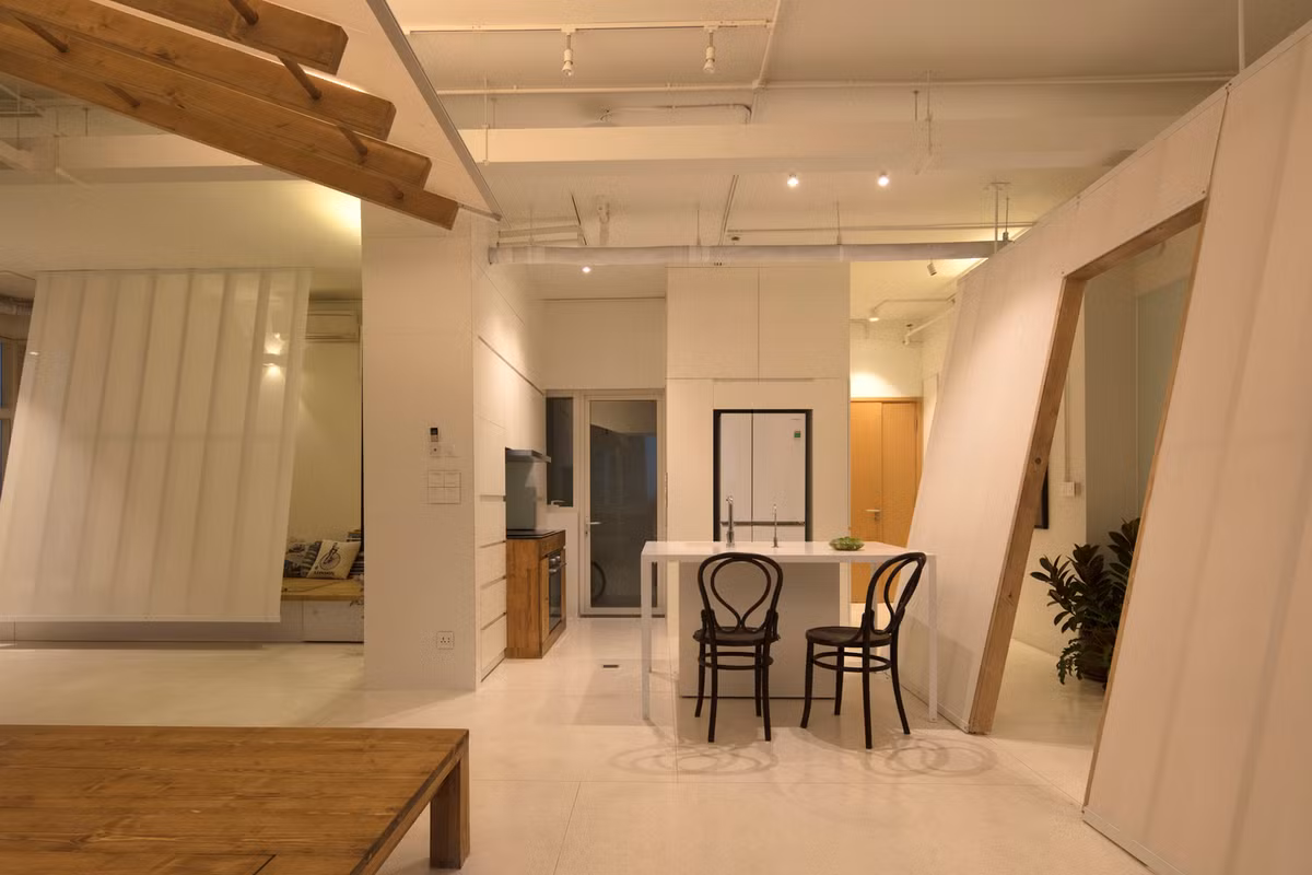 Sự kết hợp của cấu trúc nghiêng trong không gian nền trắng tạo ra một môi trường trải nghiệm phong phú khi tương tác với các hoạt động của con người.