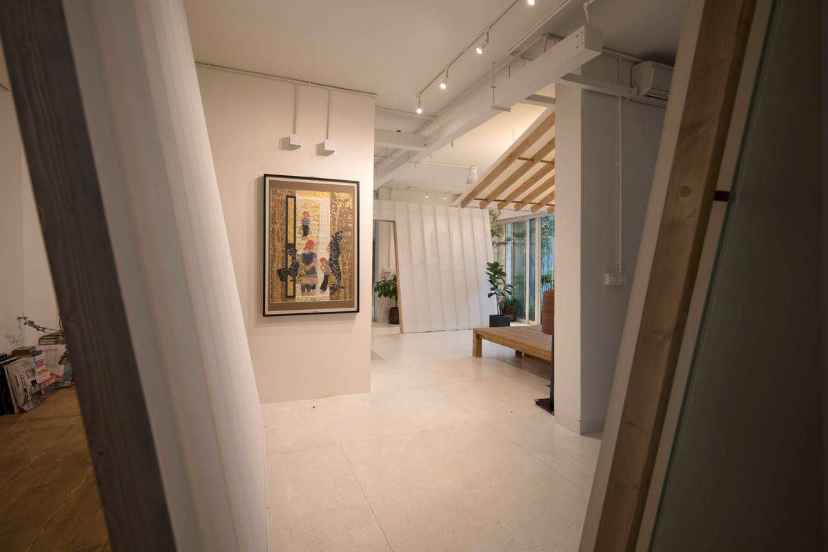 Ghế chõng tre, bộ ấm chén cổ, bức tranh sơn mài gợi nhắc phong cách sống xưa.