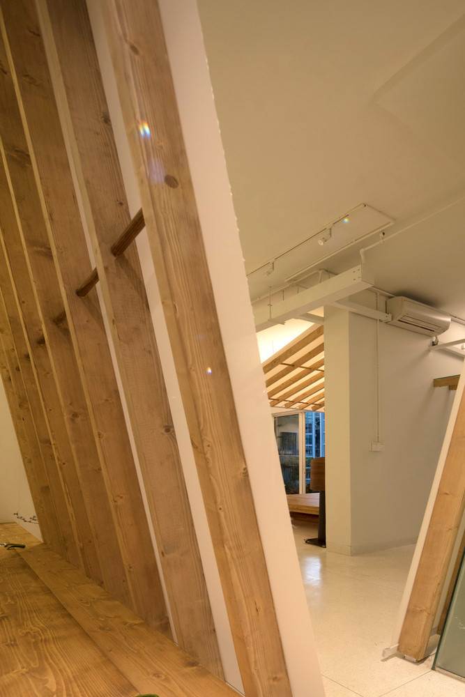 Kiến trúc này cũng khơi dậy những ký ức về mái hiên, con hẻm, hàng rào tre mà gia chủ đã từng quen thuộc.