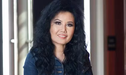 Năm 25 tuổi, Jenny Tạ thành lập công ty tài chính Vantage Investments với 50 nhân viên đều là nam giới. Tuy nhiên, sau vài tháng hoạt động, công ty của Jenny thua lỗ tới vài chục ngàn USD mỗi tháng. Khi ấy bà phải vay 100.000 USD của mẹ để đưa công ty thoát khỏi thời kỳ khó khăn.