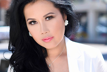 Rời nghiệp chứng khoán, năm 2013 nữ triệu phú chuyển sang mảng truyền thông xã hội thông qua việc thành lập công ty Sqeeqee.com. Đây là công ty đầu tiên trên thế giới mang khái niệm kết nối xã hội.