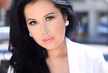 Rời nghiệp chứng khoán, năm 2013 nữ triệu phú chuyển sang mảng truyền thông xã hội thông qua việc thành lập công ty Sqeeqee.com. Đây là công ty đầu tiên trên thế giới mang khái niệm kết nối xã hội.