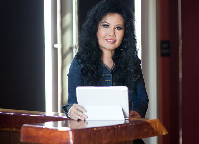 Sinh ra tại Việt Nam trong hoàn cảnh khó khăn khi cha là tù nhân chiến tranh, còn mẹ một mình nuôi hai con nhỏ. Năm Jenny 5 tuổi, mẹ dẫn cô và anh trai sang Hong Kong kiếm sống. Ba năm sau họ đến Mỹ với vốn tiếng Anh ít ỏi và sống trong khu dành cho người nhập cư.