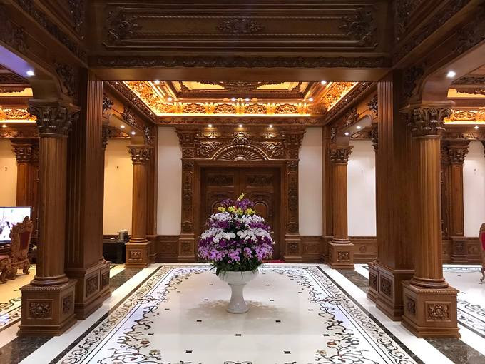 Bên trong nhà là không gian rộng rãi với nội thất chủ yếu bằng gỗ. Ảnh: Vnexpress.