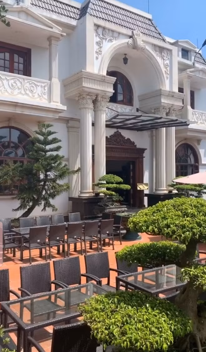 Khu nhà sử dụng nhiều cửa kính hiện đại song hệ mái lại theo phong cách kiểu Trung – Nhật. Ảnh: Khắc Thành