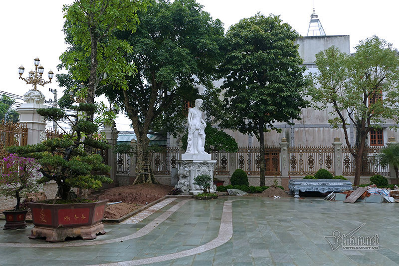 Cây xanh, tiểu cảnh trong khuôn viên sân vườn biệt thự. Ảnh: Vietnamnet. Video: Độc đáo cách tạo lối vào nhà. Nguồn: VTC1