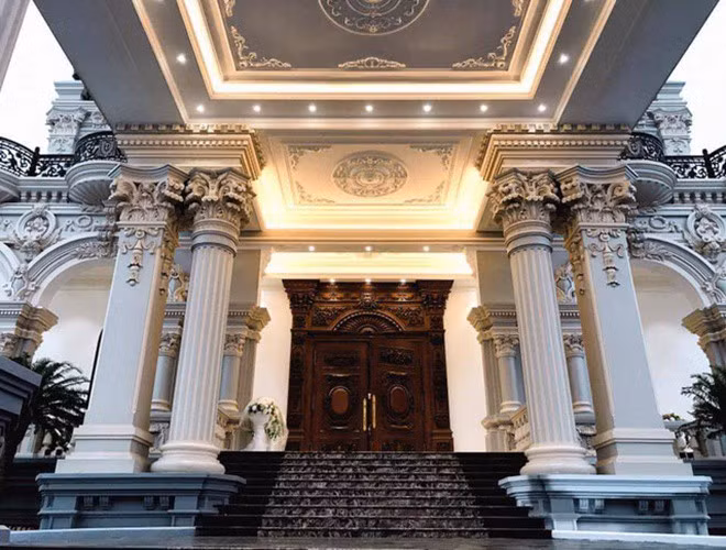 Cửa nhà thiết kế sang trọng, họa văn chạm khắc cầu kỳ. Ảnh: Anninhthudo.