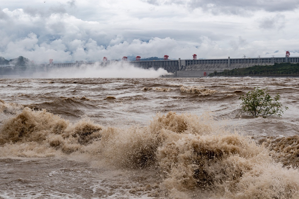Lũ kỷ lục xuất phát từ mưa lớn nhiều ngày khiến mực nước các sông ở thượng nguồn Trường Giang gia tăng nhanh chóng. Ảnh: China Daily.
