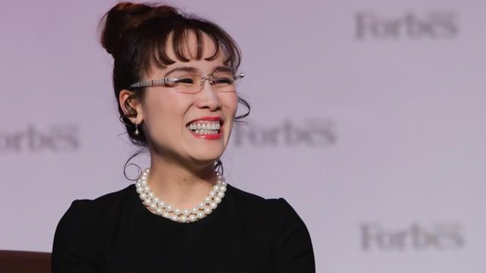 Tỷ phú Nguyễn Thị Phương Thảo được mệnh danh là "bà chủ hãng hàng không bikini". Trước đây, Vietjet Air từng tung ra chiến dịch cho nhân viên của mình mặc bikini trên các chuyến bay thay vì đồng phục thông thường để gây sự chú ý. Ảnh: Forbes.