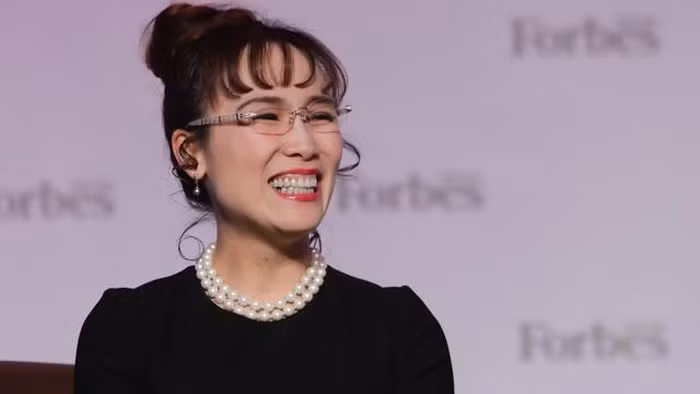 Tỷ phú Nguyễn Thị Phương Thảo được mệnh danh là "bà chủ hãng hàng không bikini". Trước đây, Vietjet Air từng tung ra chiến dịch cho nhân viên của mình mặc bikini trên các chuyến bay thay vì đồng phục thông thường để gây sự chú ý. Ảnh: Forbes.