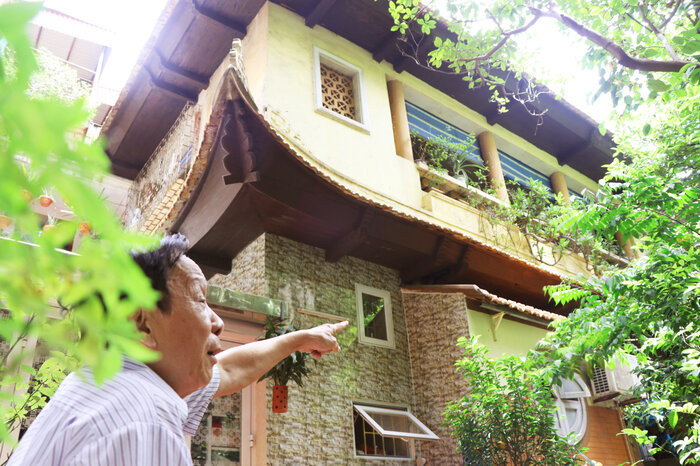 Căn biệt thự vườn số 115 Hàng Bạc, cổng phụ tại số 6 Đinh Liệt vốn thuộc sở hữu của vợ chồng cụ Phạm Văn Thanh - Phạm Thị Tề (những thợ kim hoàn nức tiếng ở Hà Nội đầu thế kỷ 20) là công trình hiếm hoi ở Hà Nội vẫn còn giữ được nguyên vẹn nét kiến trúc cổ kính xưa. Ảnh: Saostar.