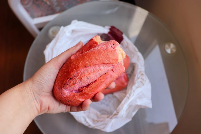 Kate Taylor mô tả vỏ chiếc bánh mì giòn tan, rất thú vị.