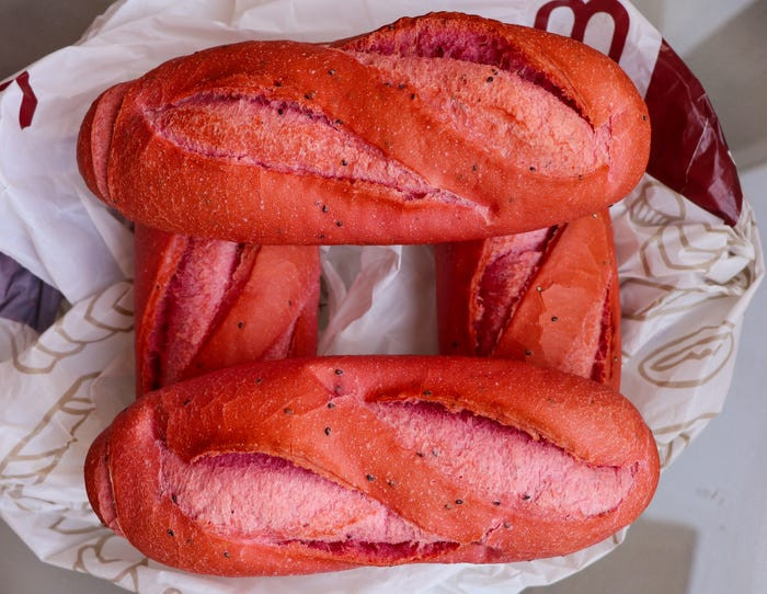 Dù được ra đời trong bối cảnh "giải cứu" giúp người dân nhưng bánh mì thanh long đã tạo nên một cơn sốt.