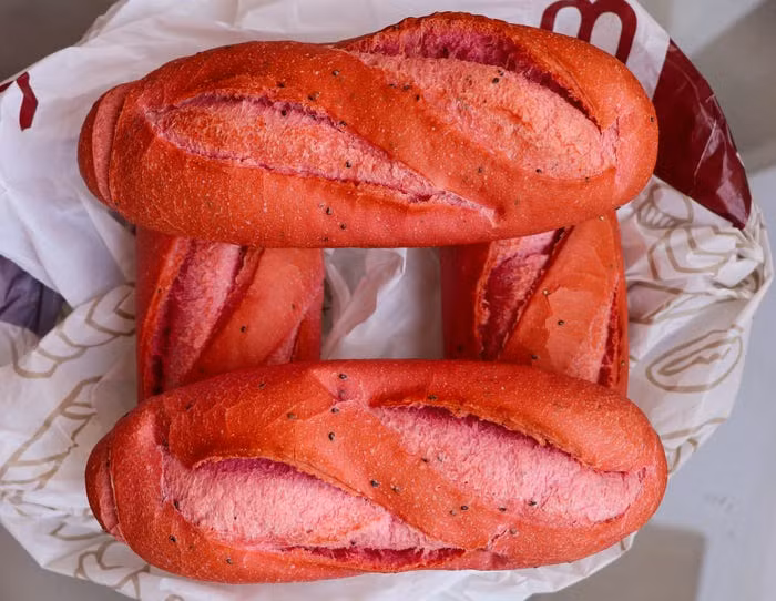 Dù được ra đời trong bối cảnh "giải cứu" giúp người dân nhưng bánh mì thanh long đã tạo nên một cơn sốt.