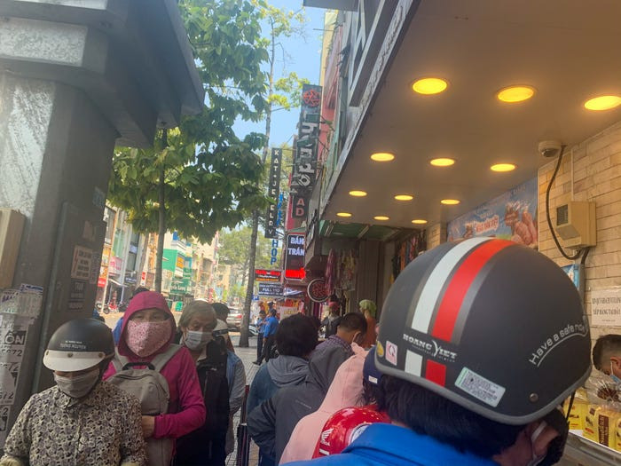 Kate Taylor vô cùng ngạc nhiên khi thấy rất đông người đeo khẩu trang, xếp hàng chờ tới lượt để mua bánh mì thanh long.