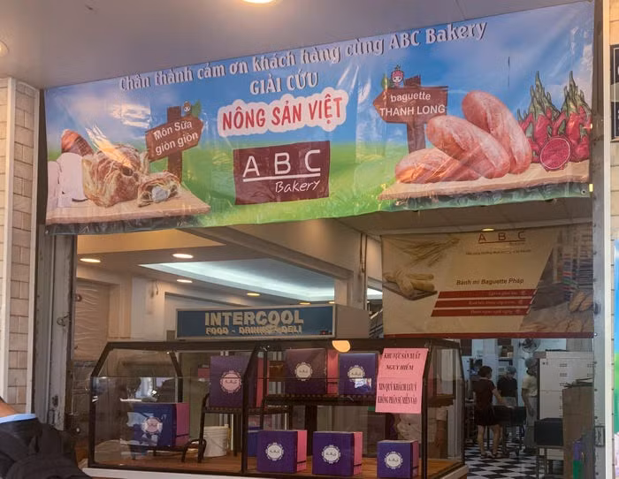 Hình ảnh những chiếc bánh mì thanh long xuất hiện nổi bật trước cửa hàng.