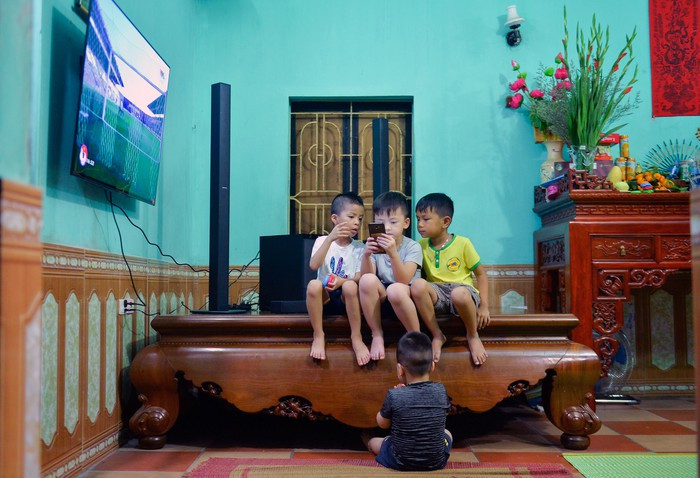 Phòng khách rộng rãi với nội thất gỗ được thiết kế khá tinh xảo.