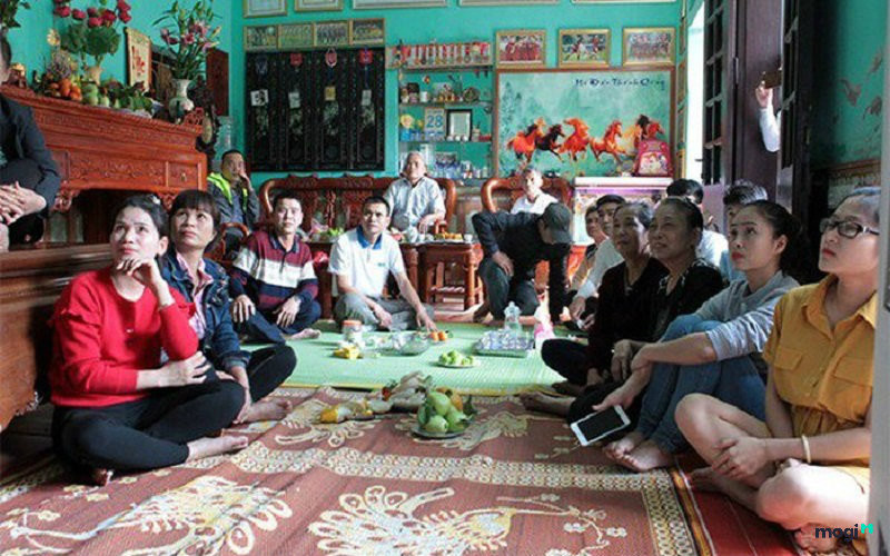 Căn nhà của cầu thủ Duy Mạnh luôn nhộn nhịp, tươi vui với sự góp mặt của người hâm mộ và làng xóm.