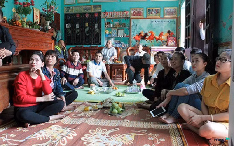 Căn nhà của cầu thủ Duy Mạnh luôn nhộn nhịp, tươi vui với sự góp mặt của người hâm mộ và làng xóm.