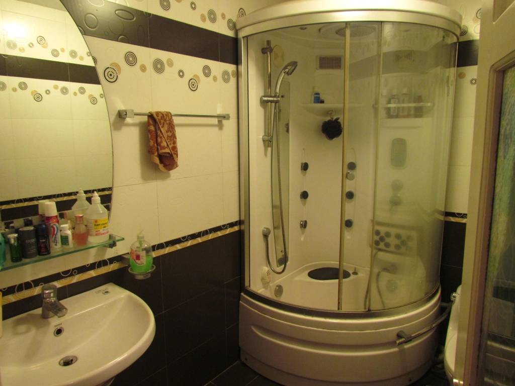 Ngày nay, phòng tắm đứng dạng hộp kín có thể xem là thiết kế nên được xếp vào dĩ vàng. Không chỉ có vẻ ngoài khá thô kệch, nó còn chiếm nhiều diện tích trong phòng tắm vốn đã nhỏ.