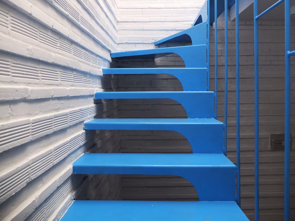 Khoảng thông tầng ở cầu thang là nơi trung chuyển ánh sáng và không khí hiệu quả cho căn hộ.