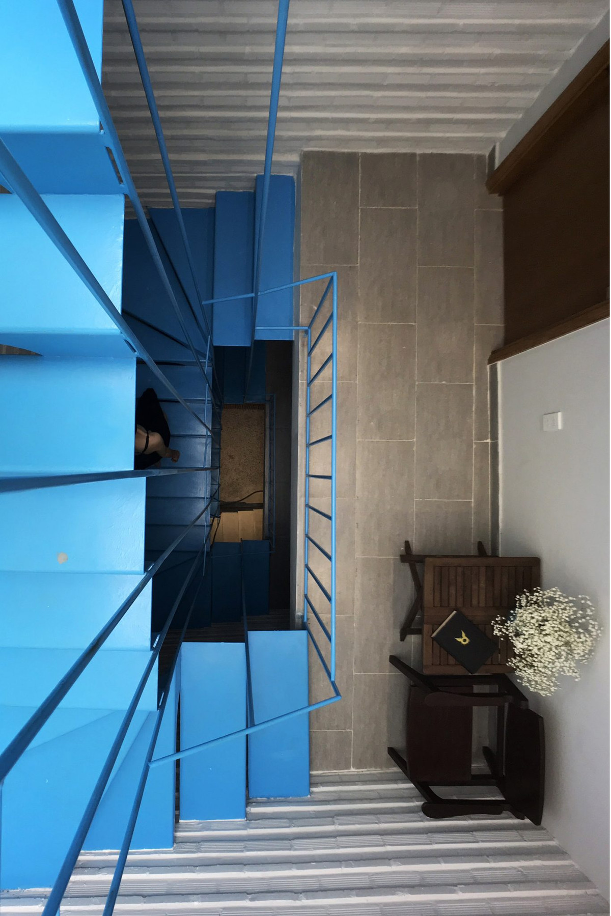 Cầu thang sử dụng vật liệu thép tạo cảm giác nhẹ nhàng, đồng thời thuận tiện trong quá trình thi công lắp đặt.