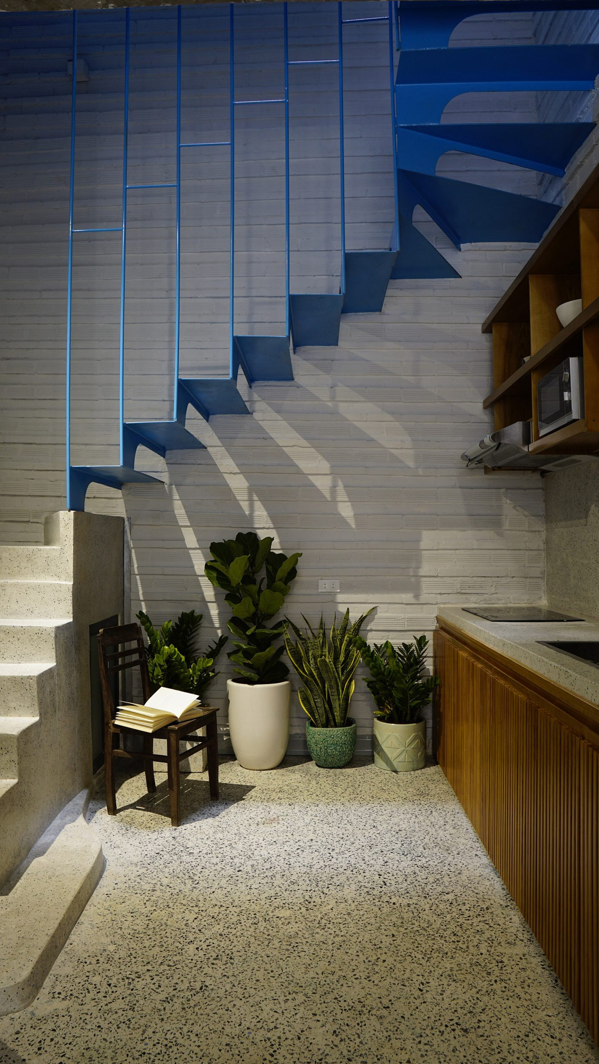 Điểm đặc biệt của ngôi nhà là thiết kế giao thông đứng, cầu thang được đẩy về cuối nhà, giúp không gian trong nhà rộng rãi hơn.