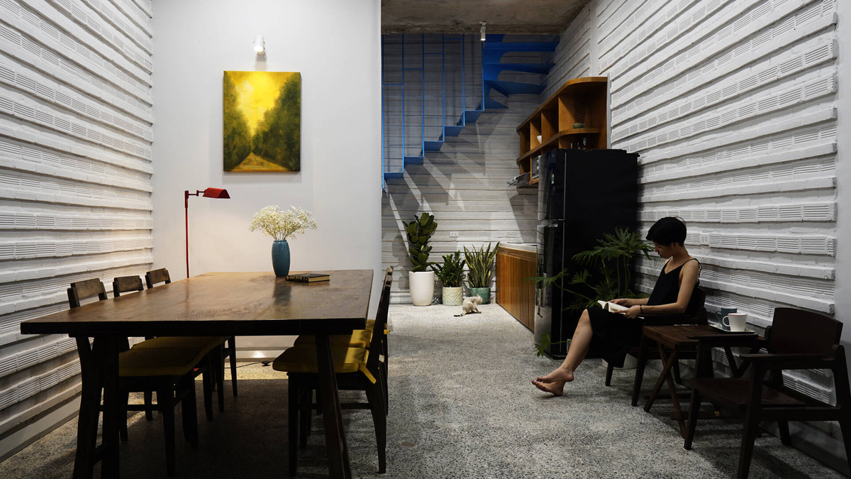 Ưu tiên diện tích sử dụng và các chức năng, tầng trệt được thiết kế như là một không gian mở, bao gồm phòng khách, nhà bếp - ăn và làm việc.