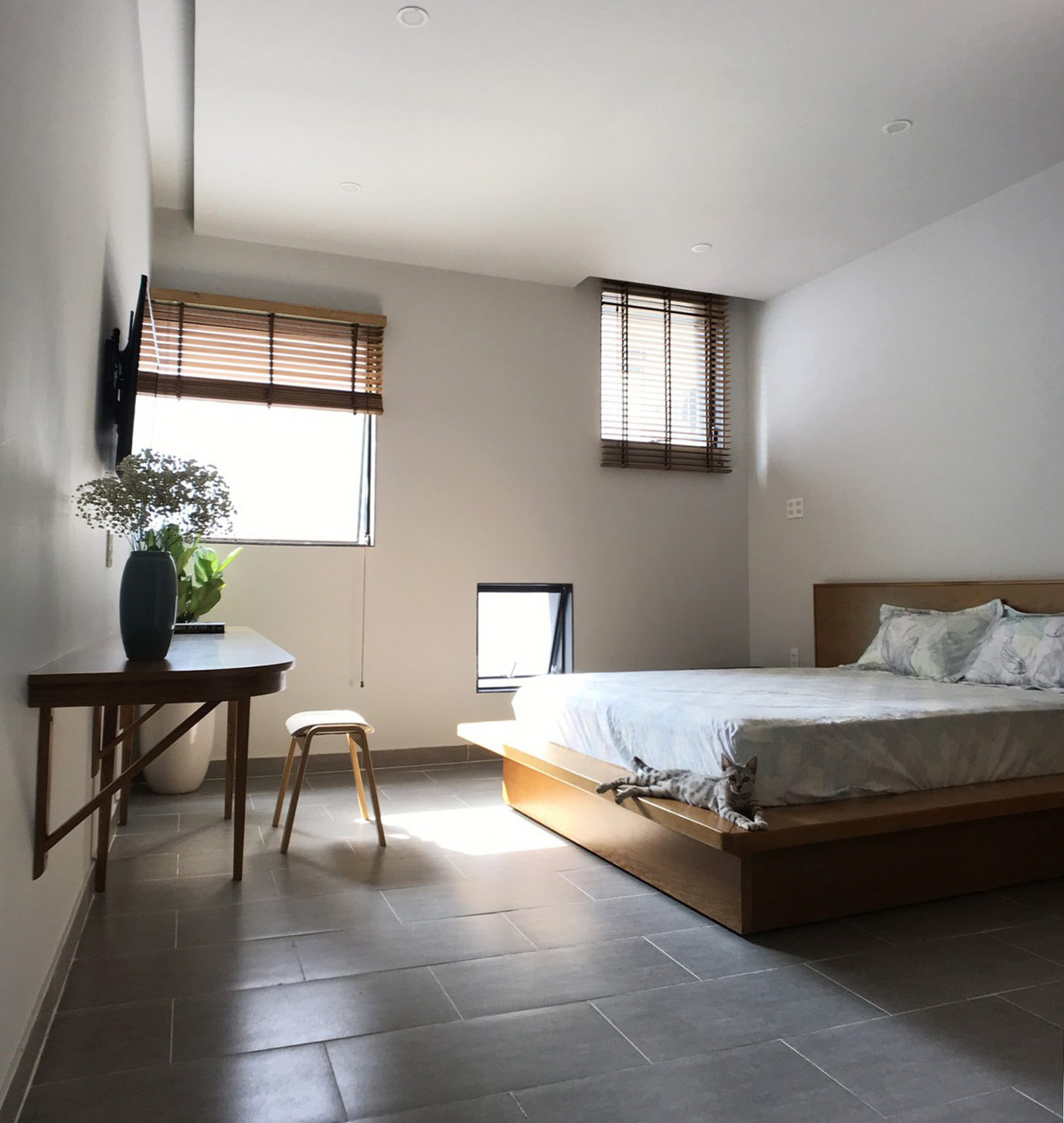 Cửa sổ rộng giúp căn phòng đón nhiều ánh sáng.