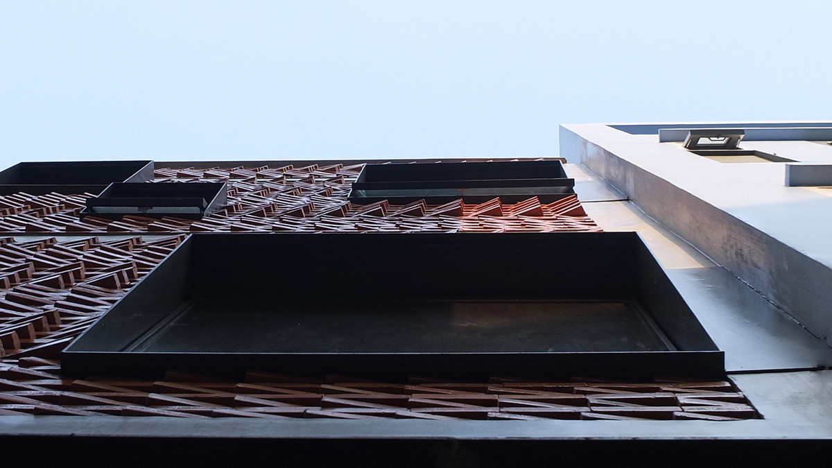 Không chỉ gây ấn tượng về mặt thẩm mỹ, thiết kế mặt tiền còn hạn chế được sự bức xạ nhiệt và tăng khả năng cách âm cho căn nhà.