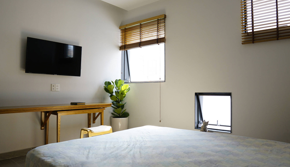 Phòng ngủ được tính toán để tối đa diện tích sử dụng, chỉ đặt các đồ dùng thiết yếu.